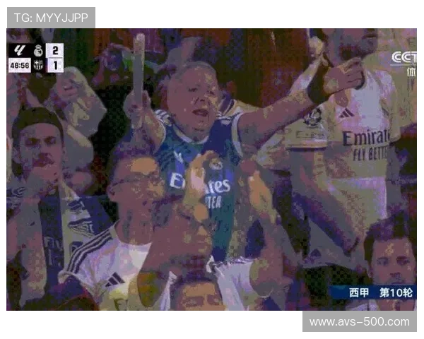 【西甲联赛·人物动态·科技》皇马门将库尔图瓦测试新型智能手套