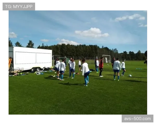 奥格斯堡训练基地向媒体开放，展示定位球专项训练课